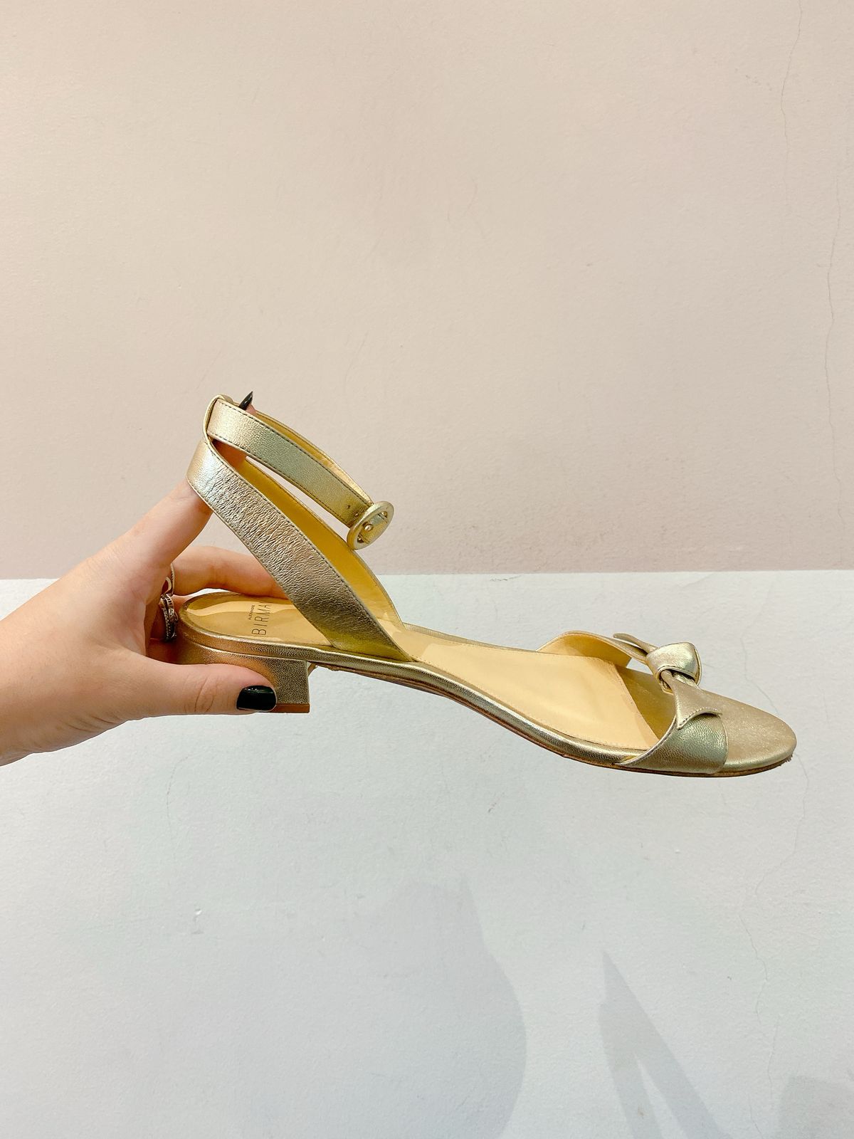 Sandália dourada Alexandre Birman 36