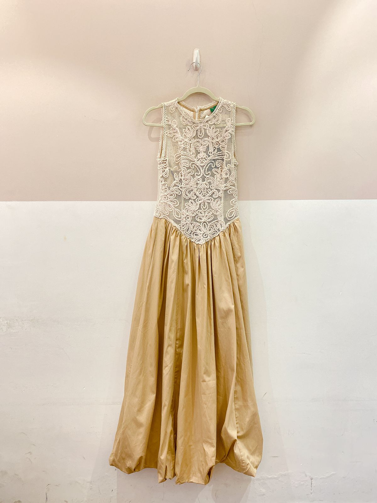 Vestido bege bordado Farm P