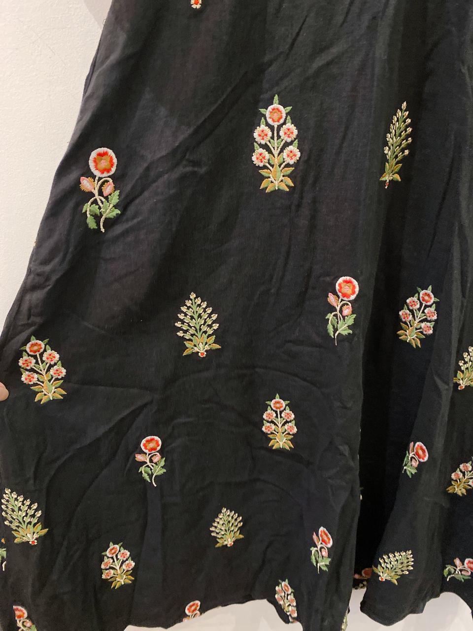 Vestido midi preto bordado Cris Barros 36