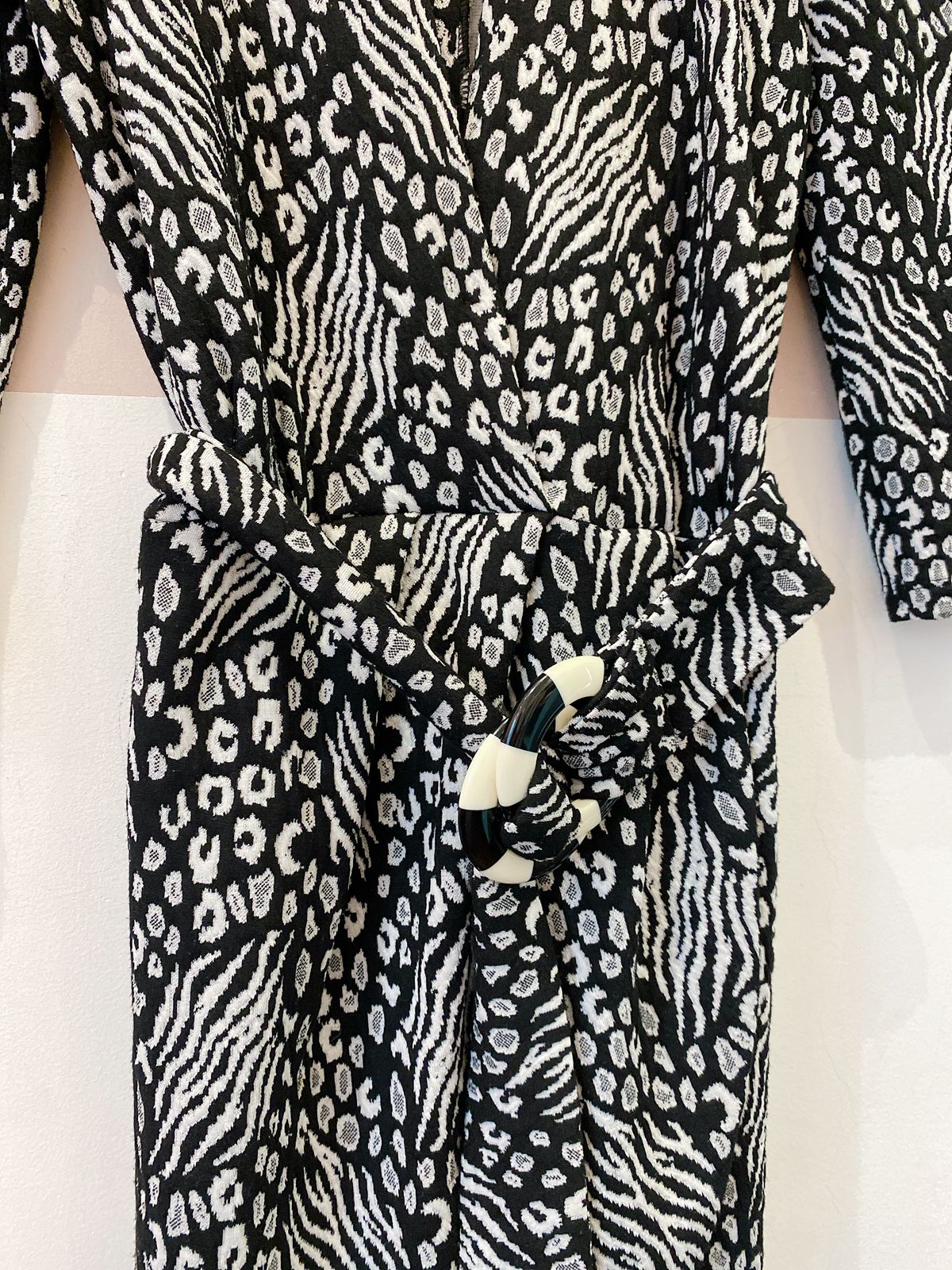 Vestido curto p&b oncinha Allmost Vintage P