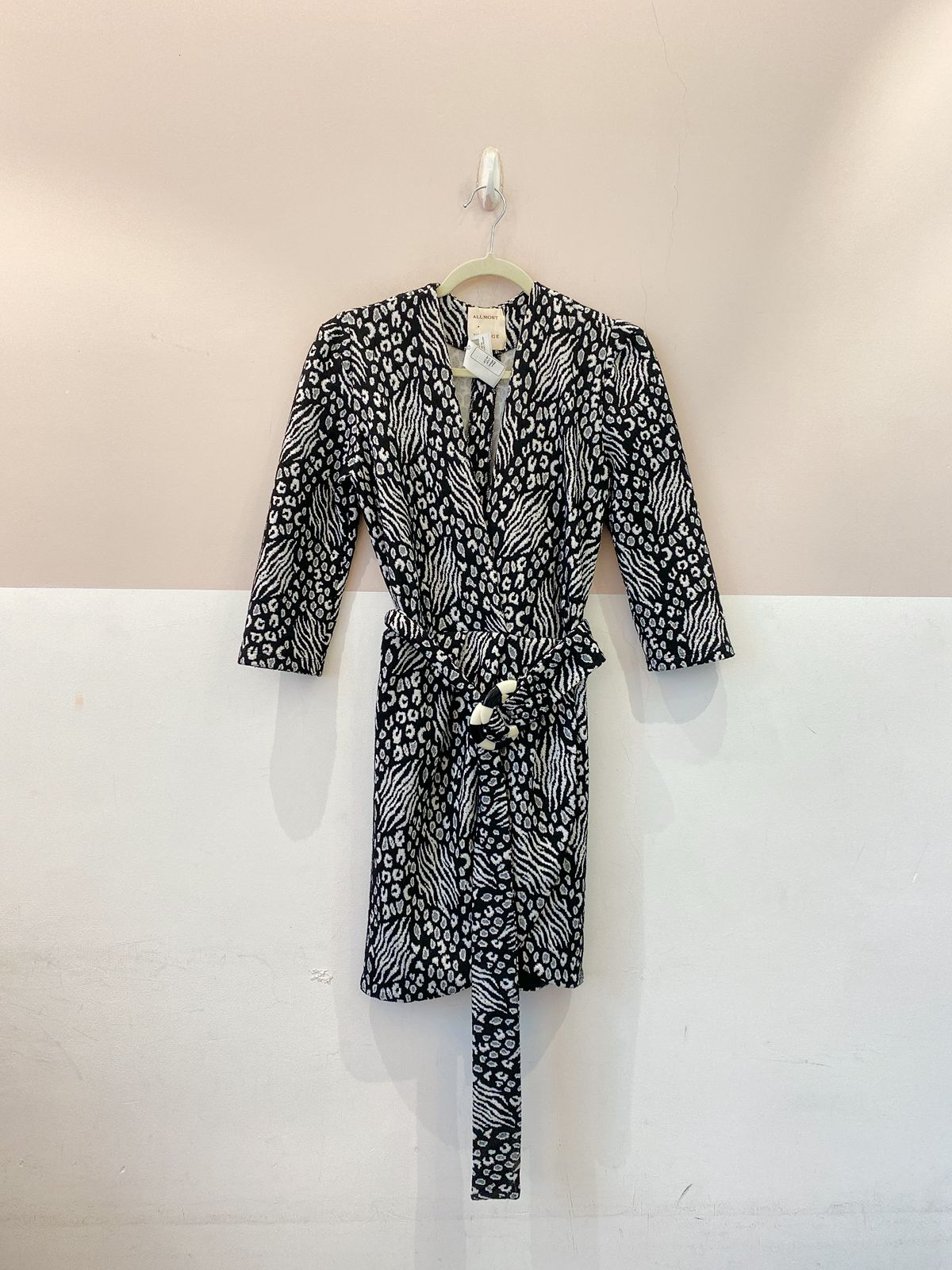 Vestido curto p&b oncinha Allmost Vintage P