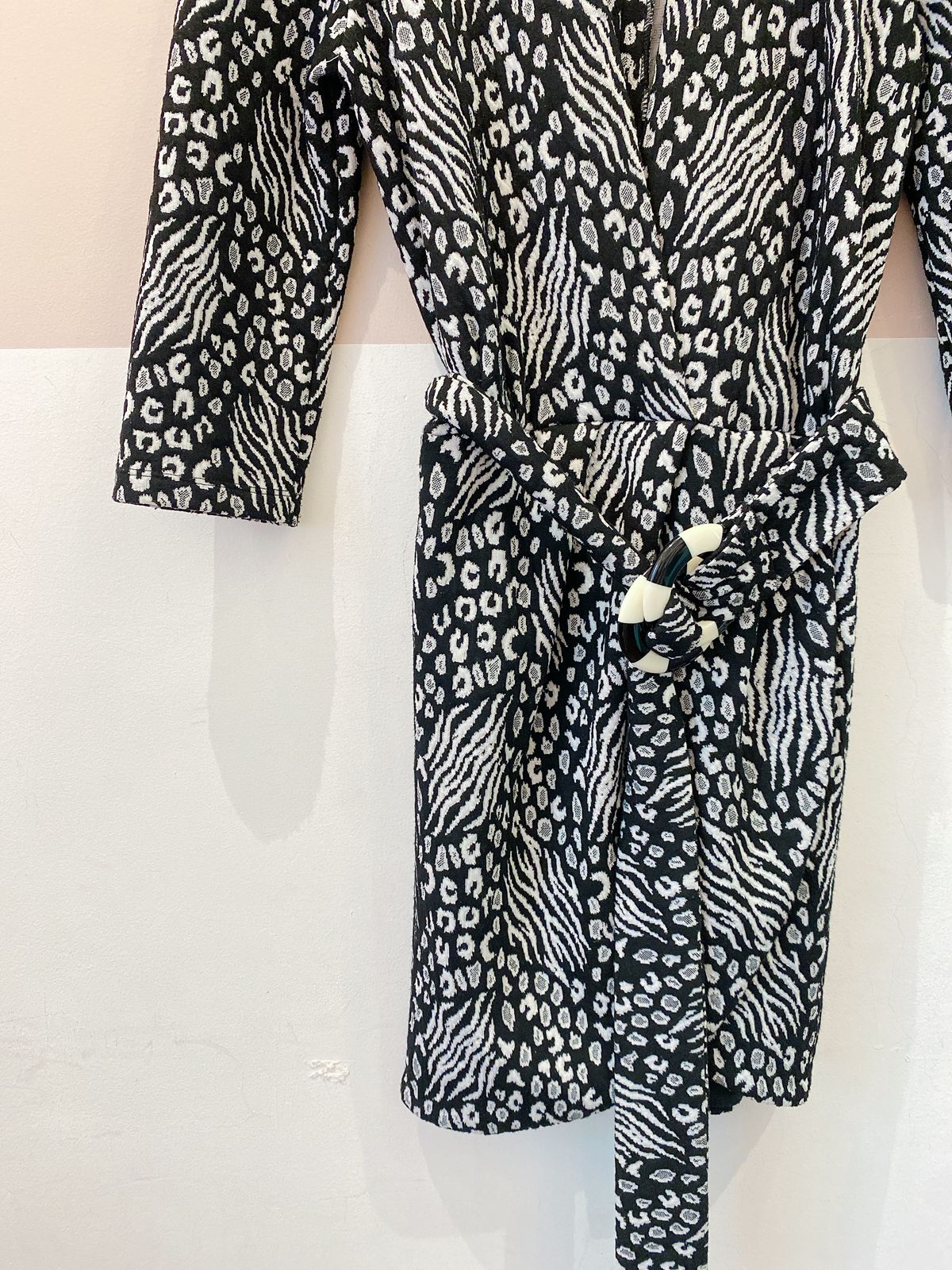 Vestido curto p&b oncinha Allmost Vintage P
