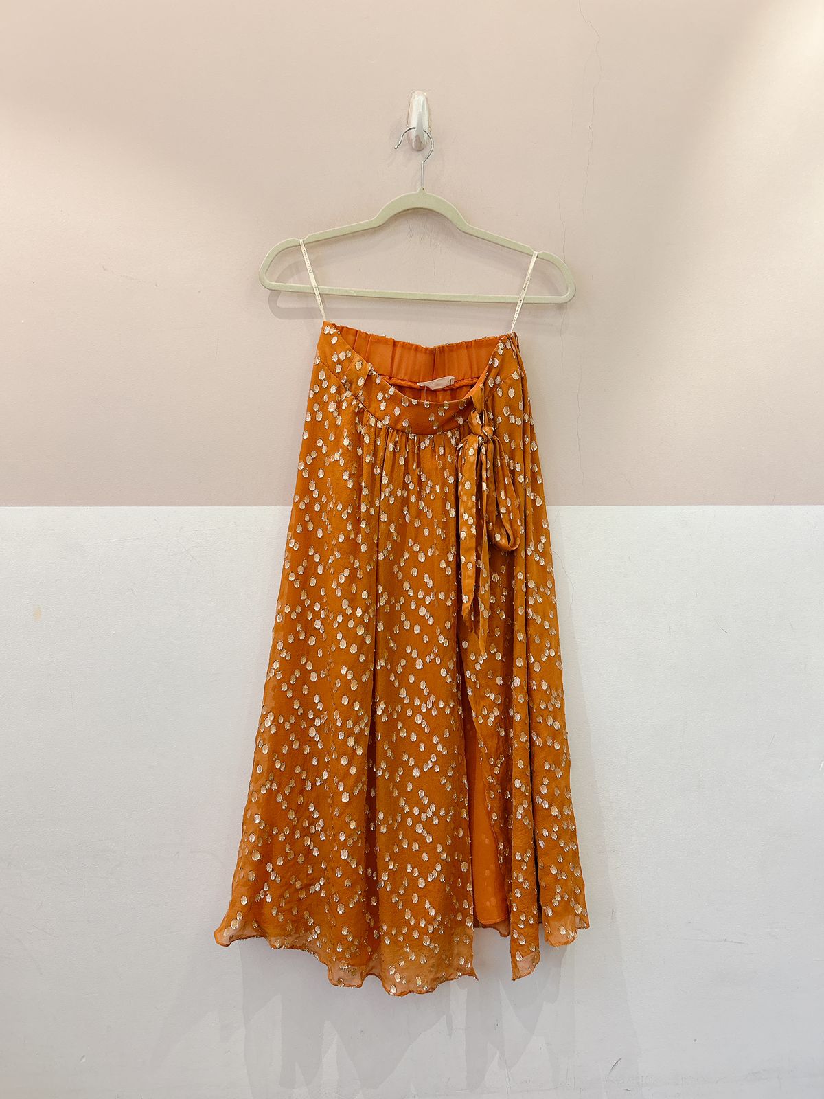 Saia midi caramelo brilhos fenda By Nv 36