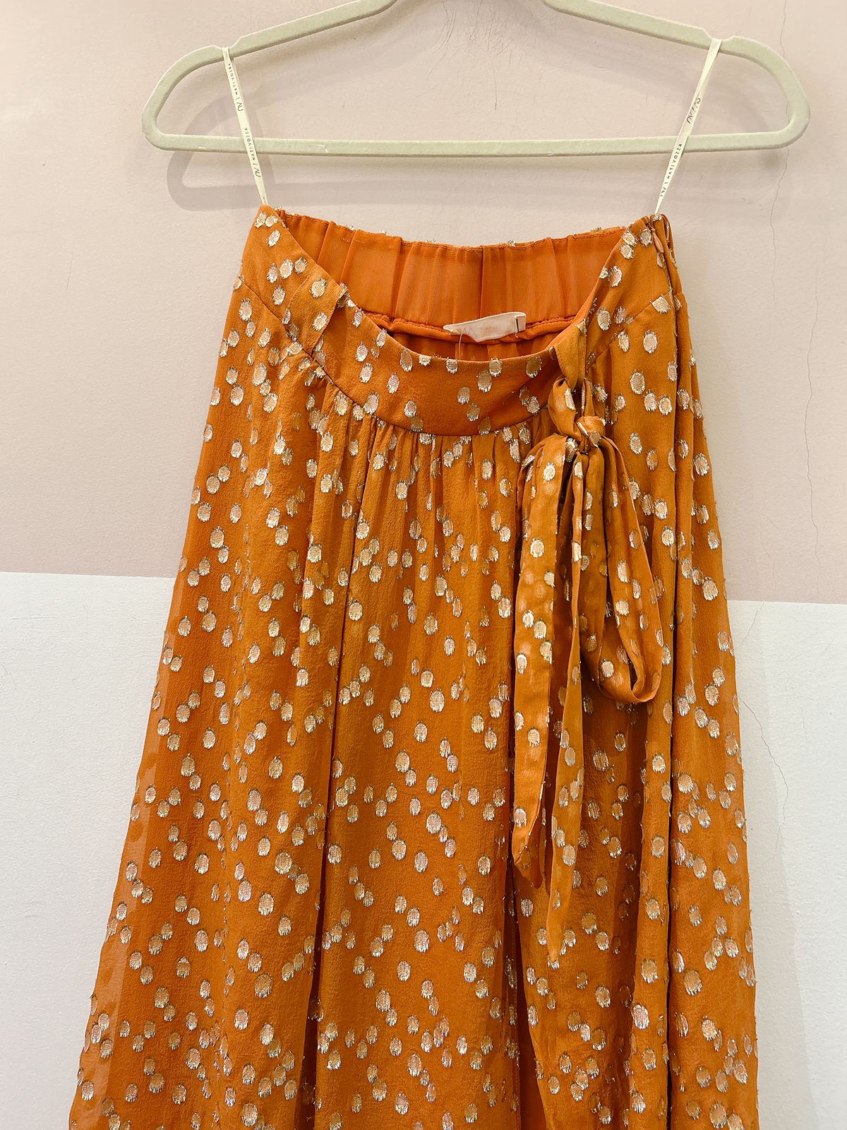 Saia midi caramelo brilhos fenda By Nv 36