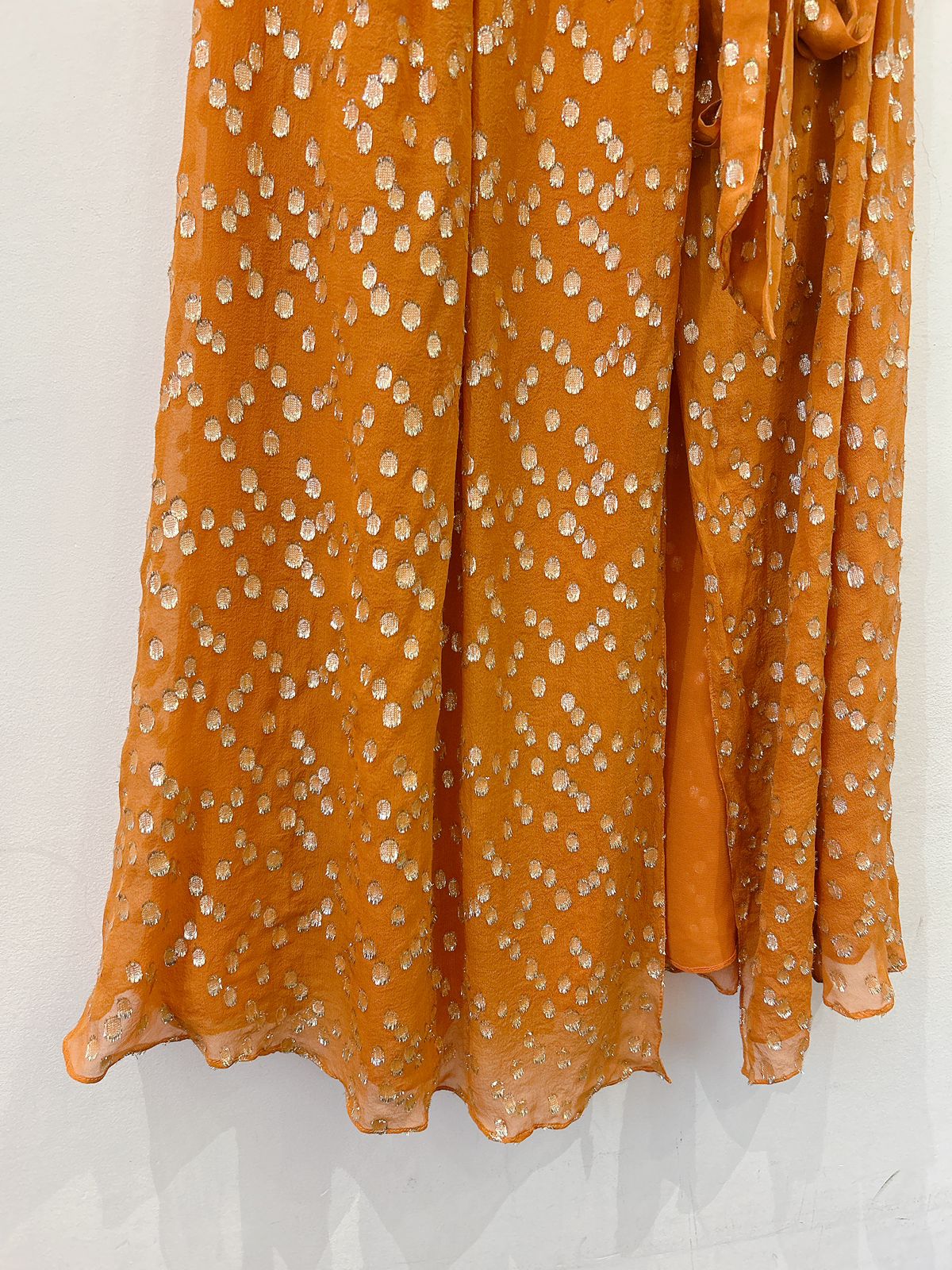 Saia midi caramelo brilhos fenda By Nv 36