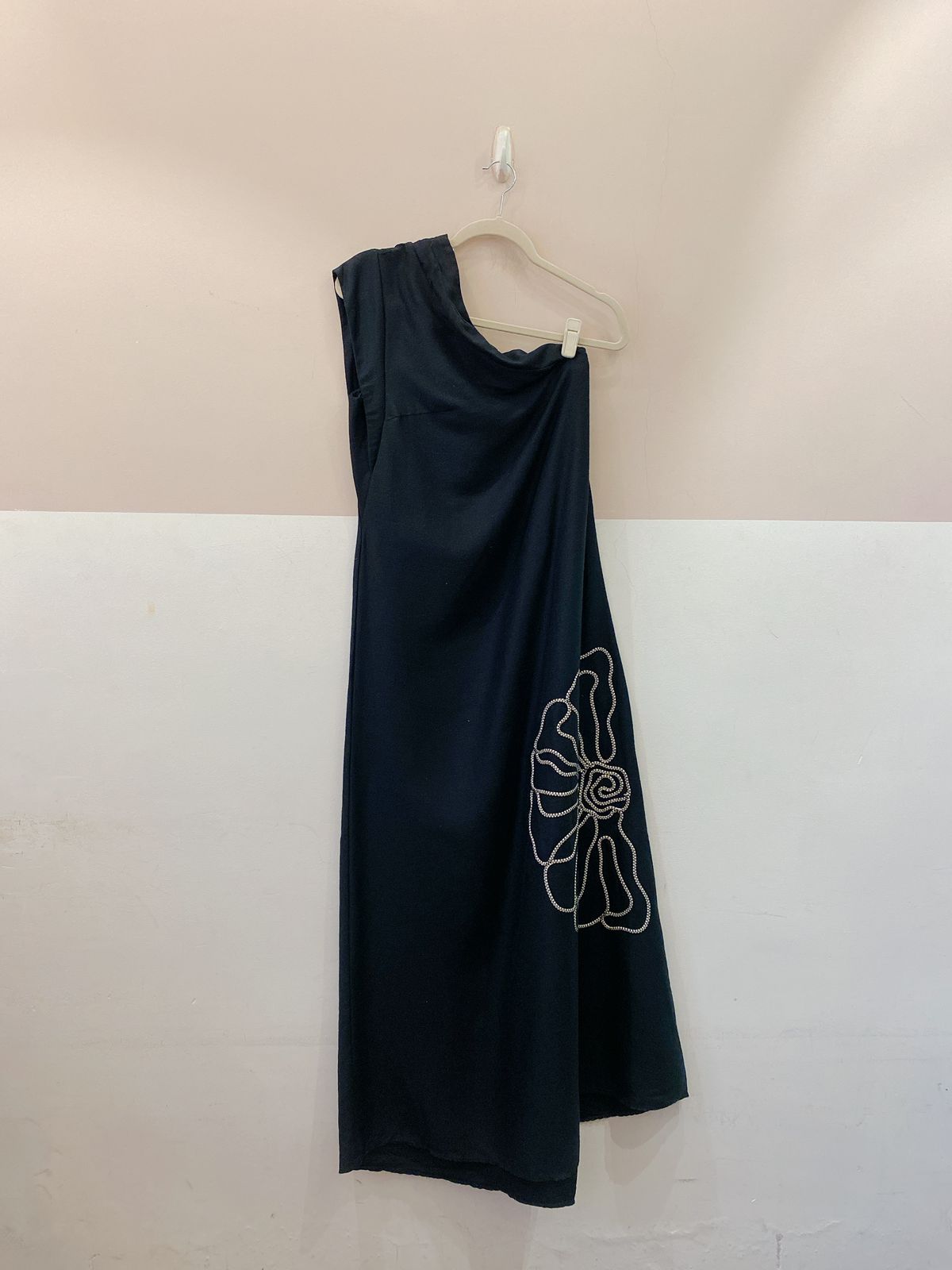 Vestido um ombro só preto bordado Cacy M