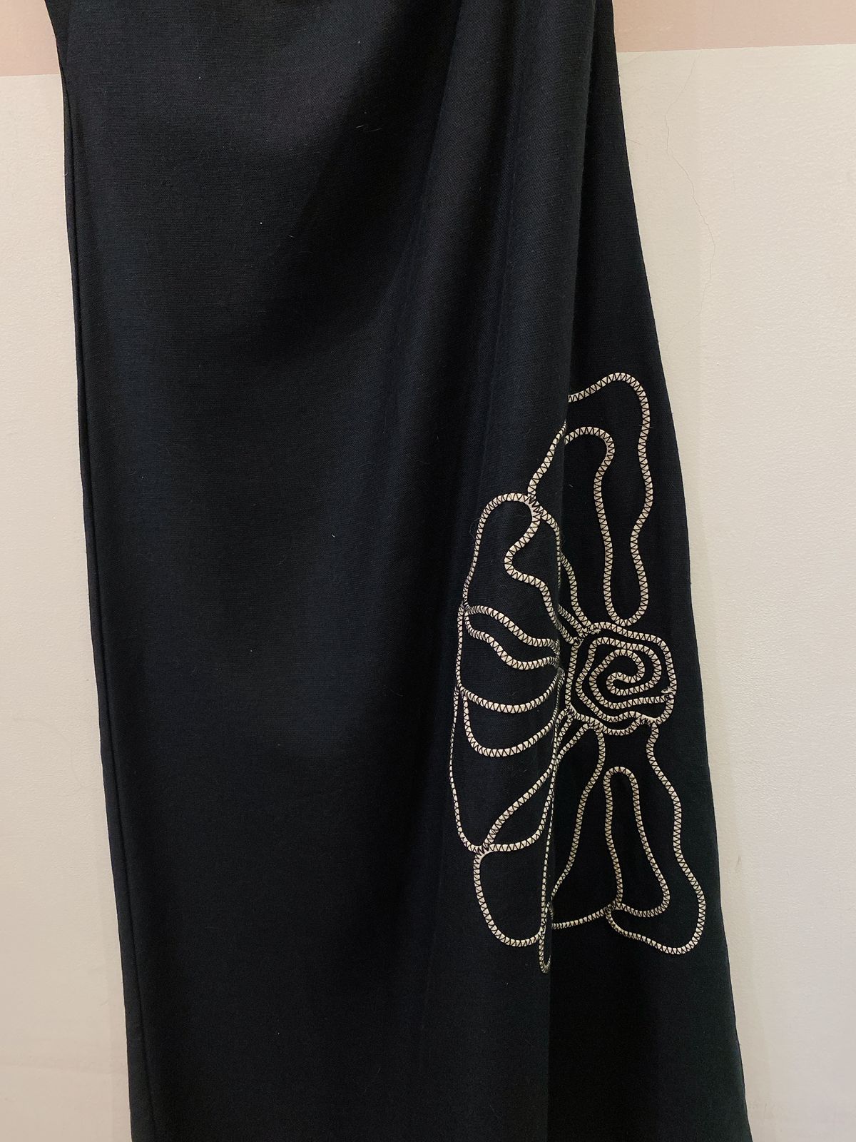 Vestido um ombro só preto bordado Cacy M
