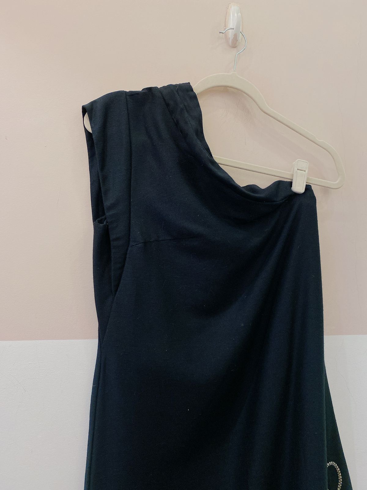 Vestido um ombro só preto bordado Cacy M