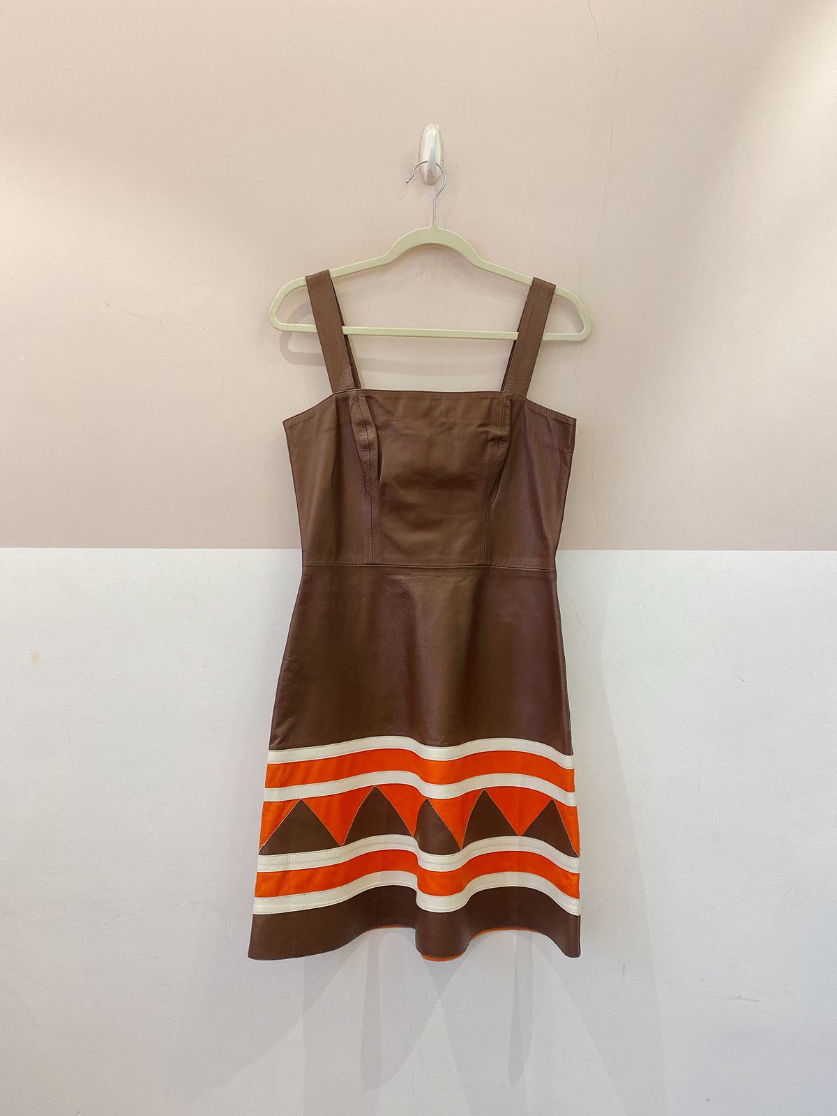 Vestido curto couro marrom Dani Bernardes PP
