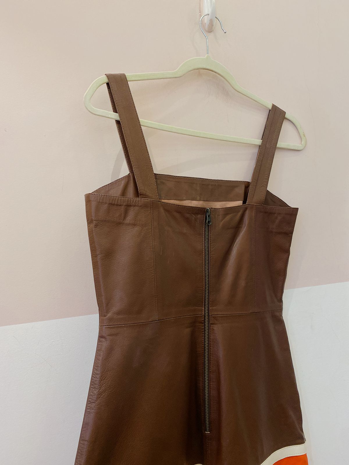 Vestido curto couro marrom Dani Bernardes PP