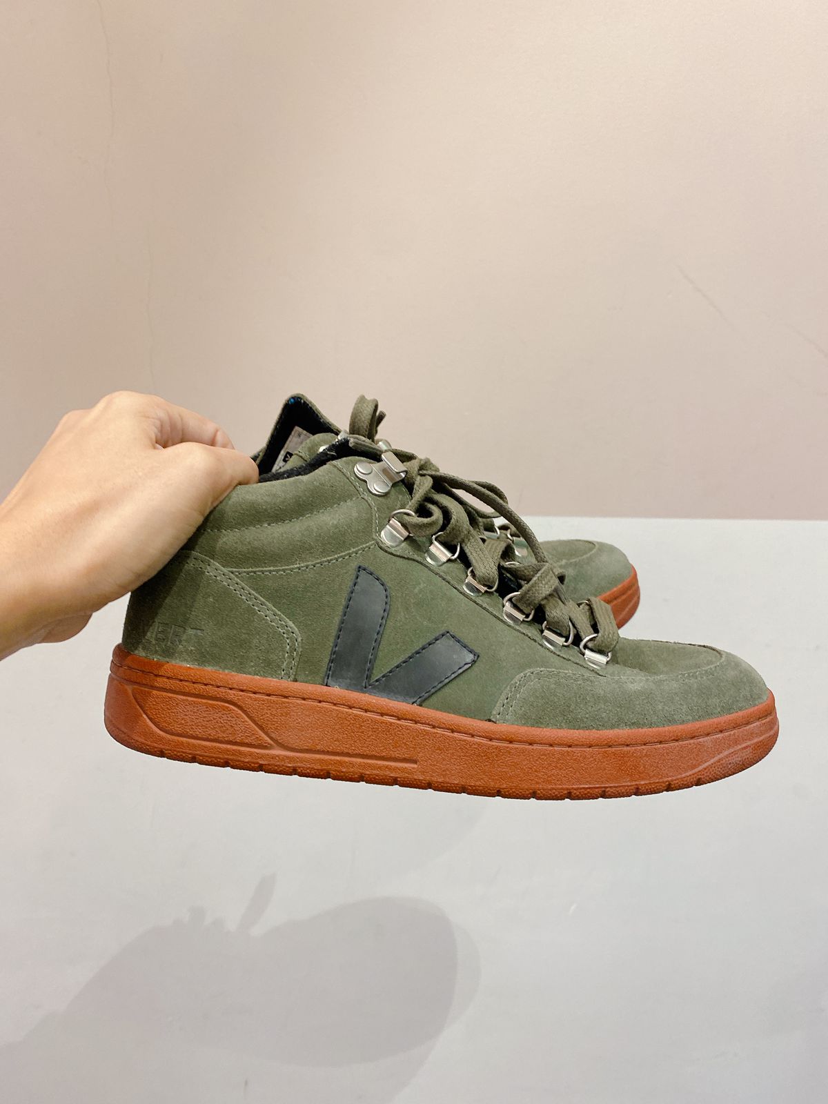 Tênis cano alto verde suede Vert 35