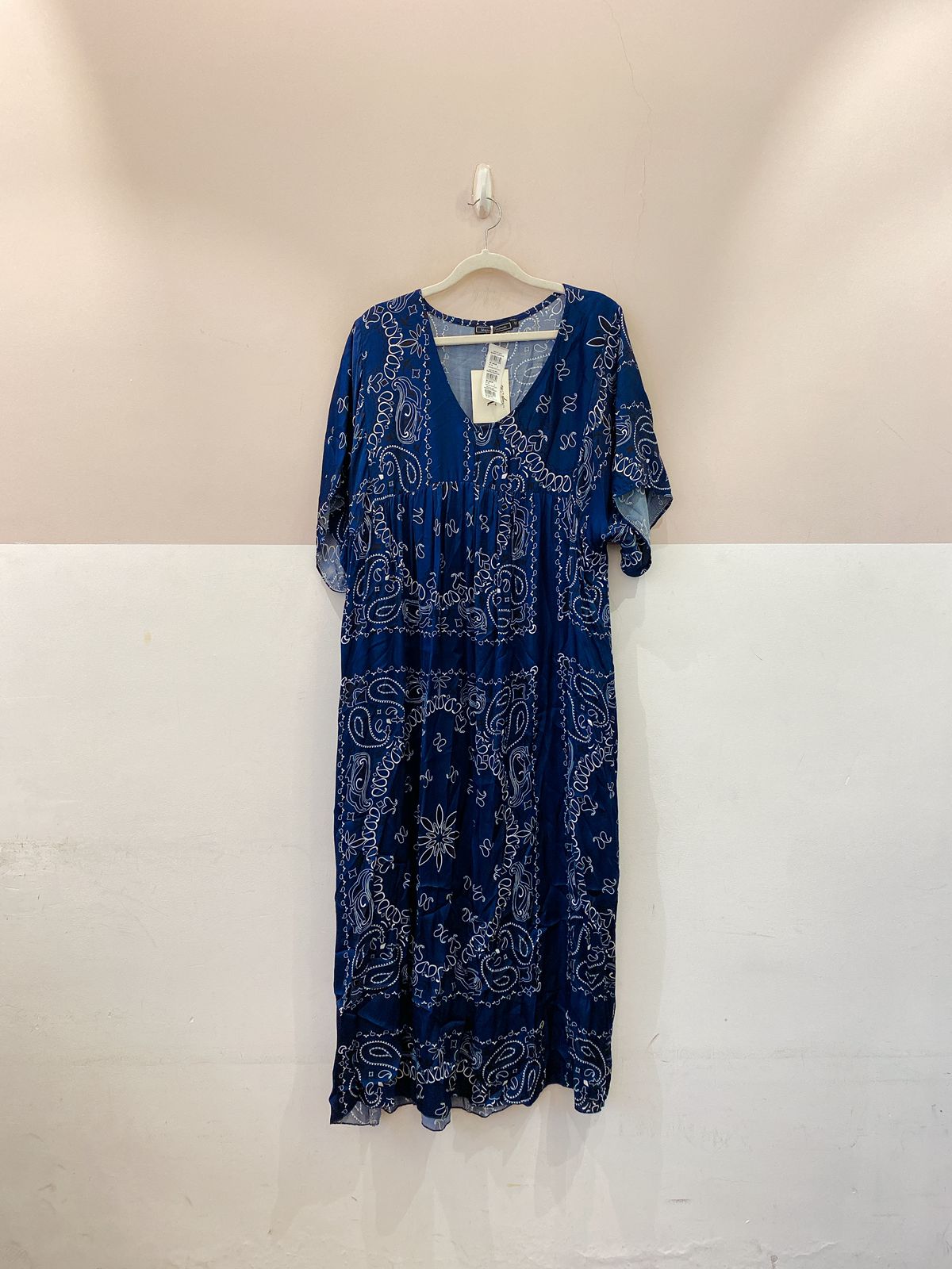 Vestido midi marinho bordado Mariana Penteado U