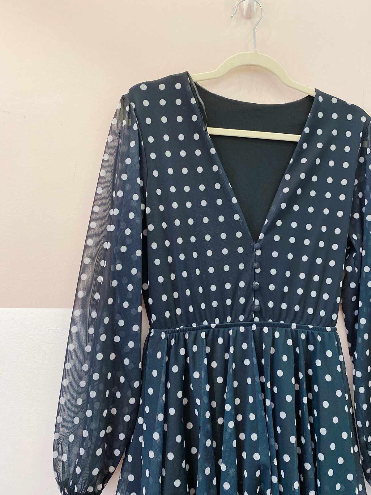 Vestido midi preto babados poás C&A P