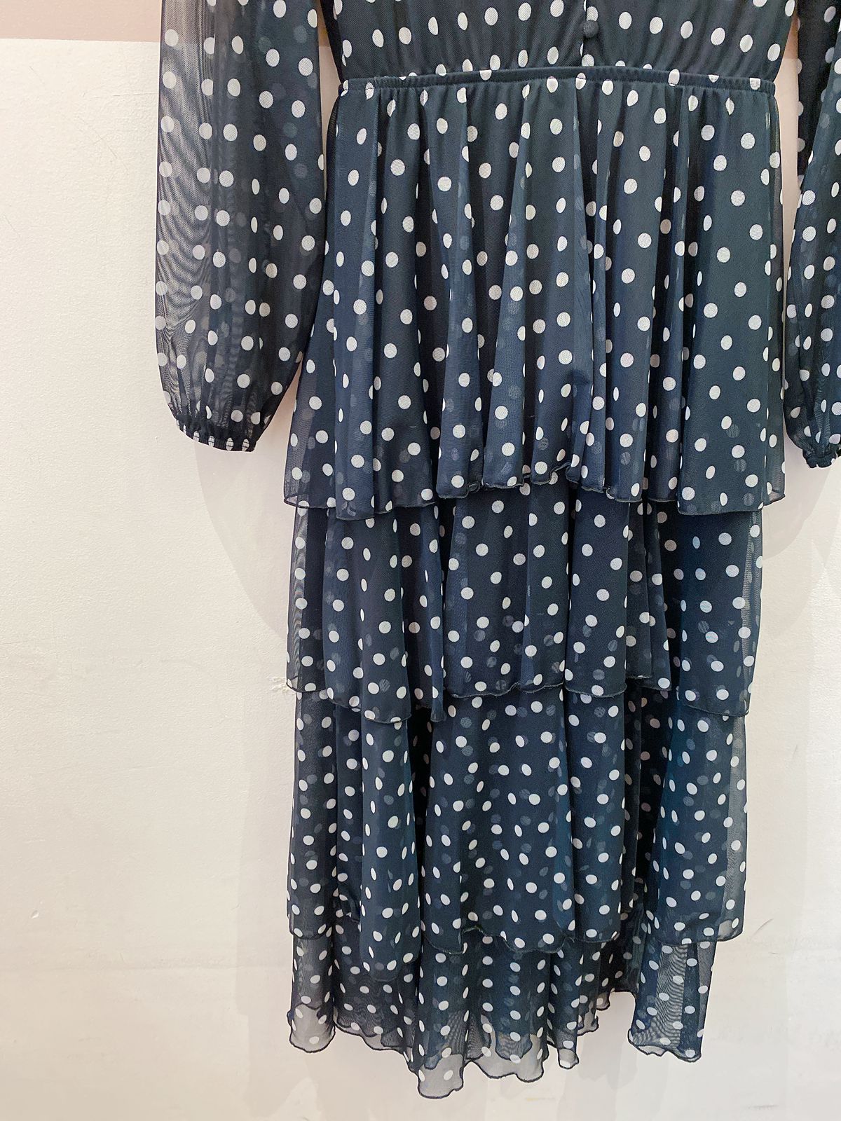Vestido midi preto babados poás C&A P