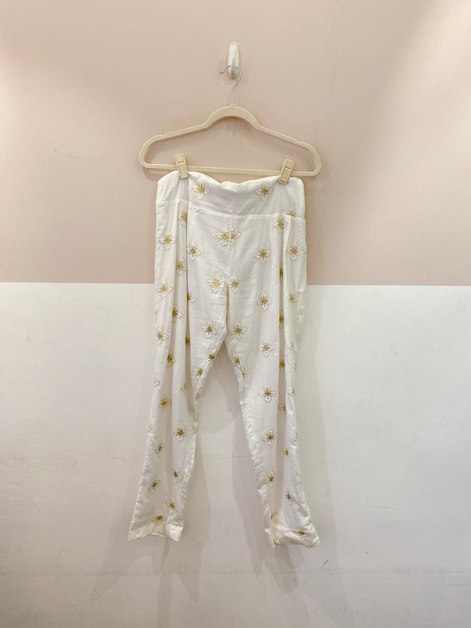 Calça branca bordados Fernanda Di Biase P