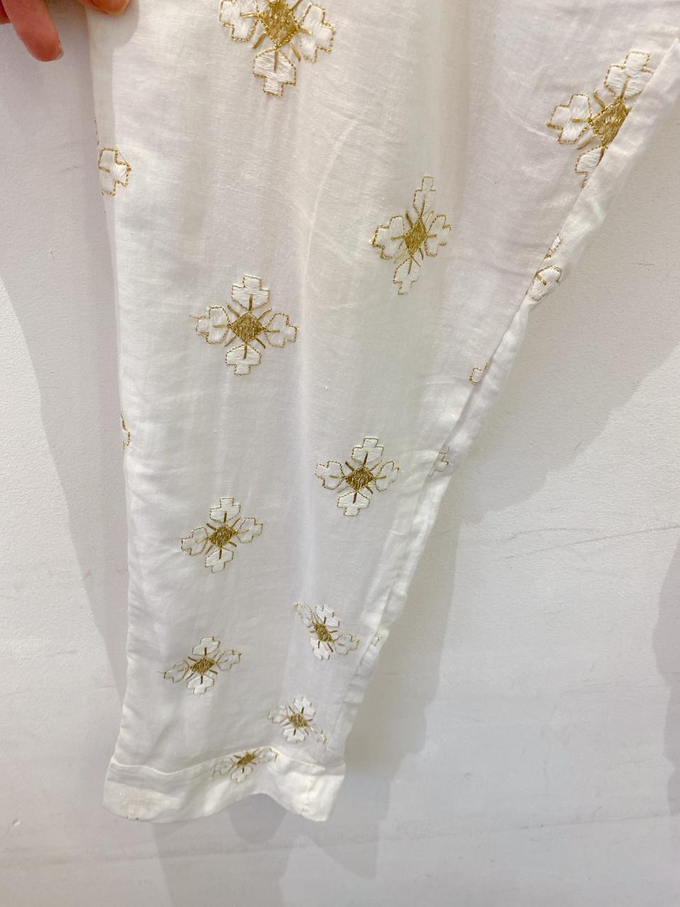 Calça branca bordados Fernanda Di Biase P