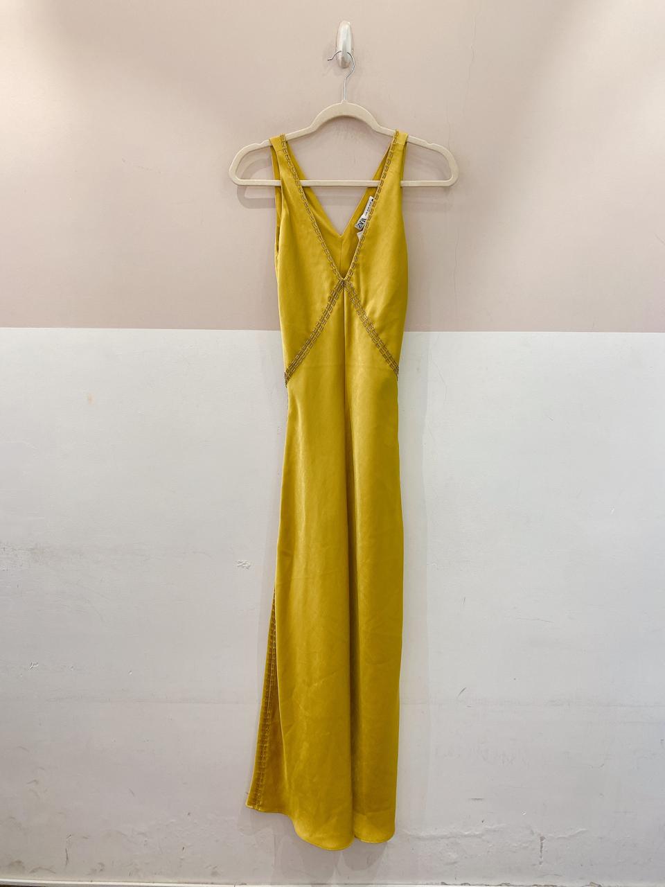 Vestido longo mostarda bordado Zara PP