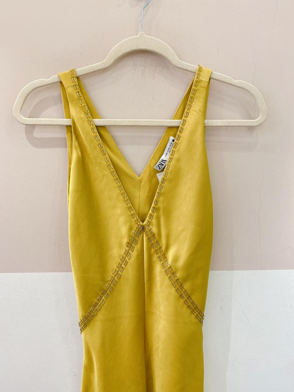 Vestido longo mostarda bordado Zara PP