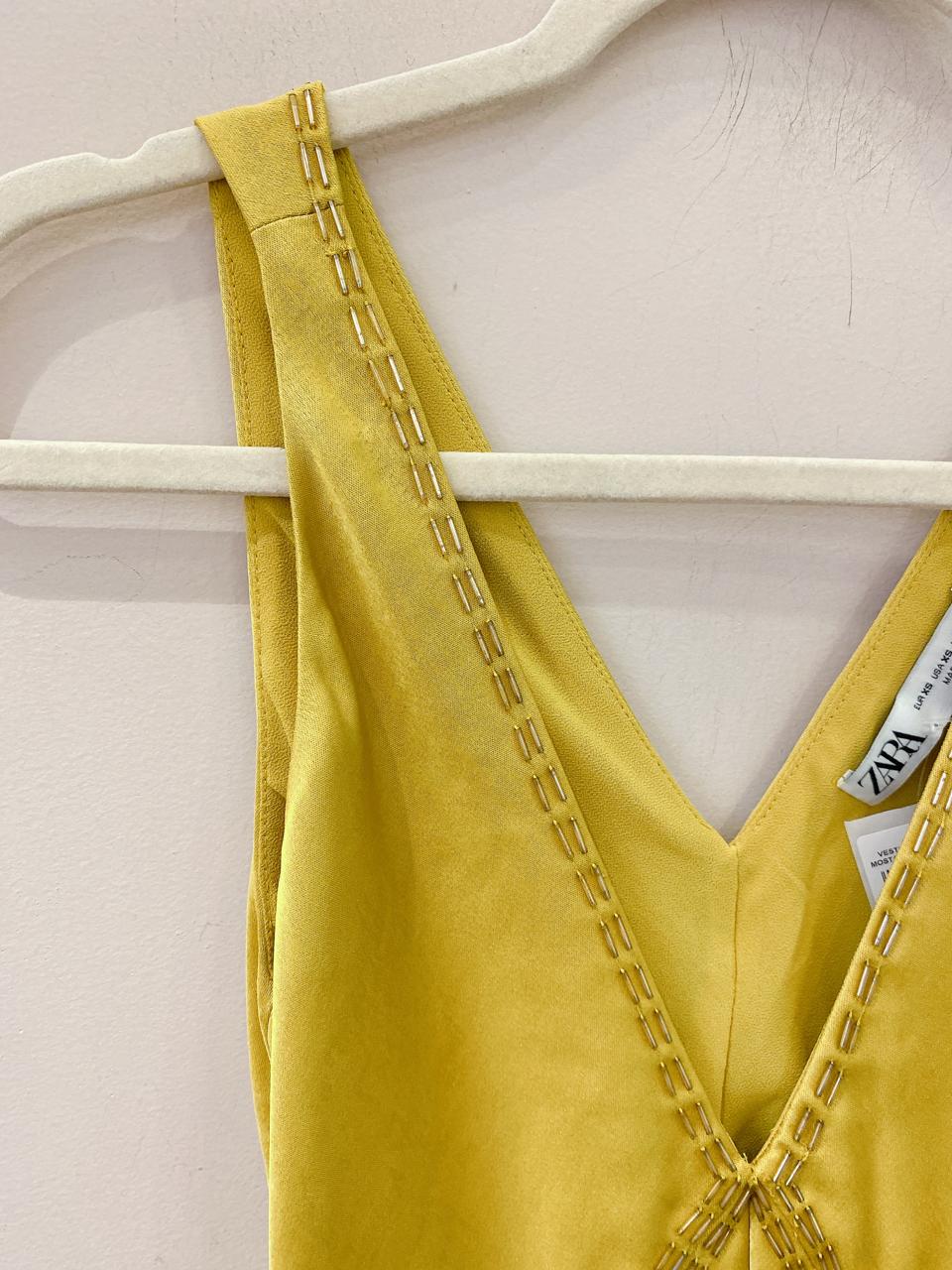 Vestido longo mostarda bordado Zara PP