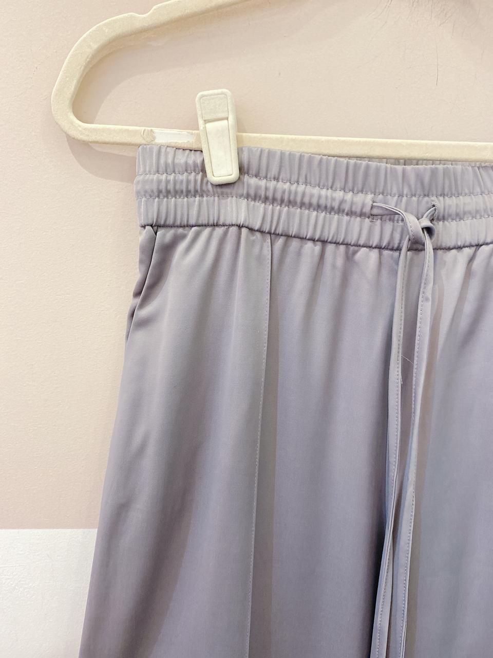 Calça acetinada cinza Zara P