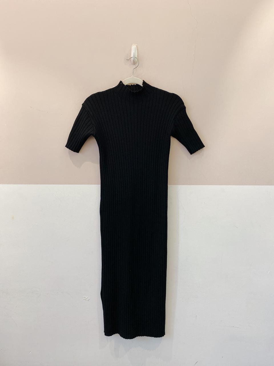 Vestido preto canelado M