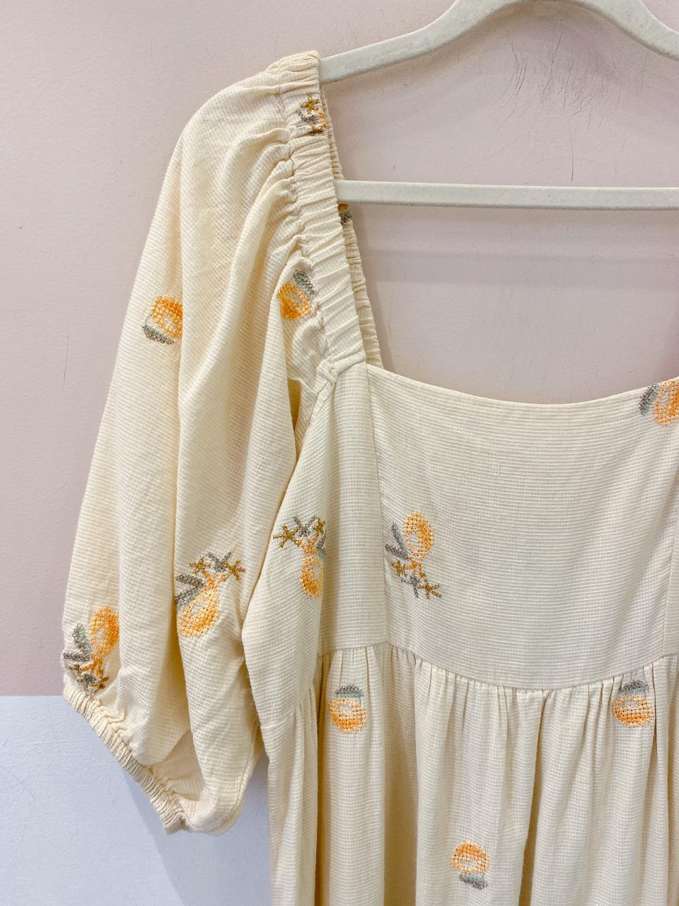 Vestido midi amarelo bordado Renner M