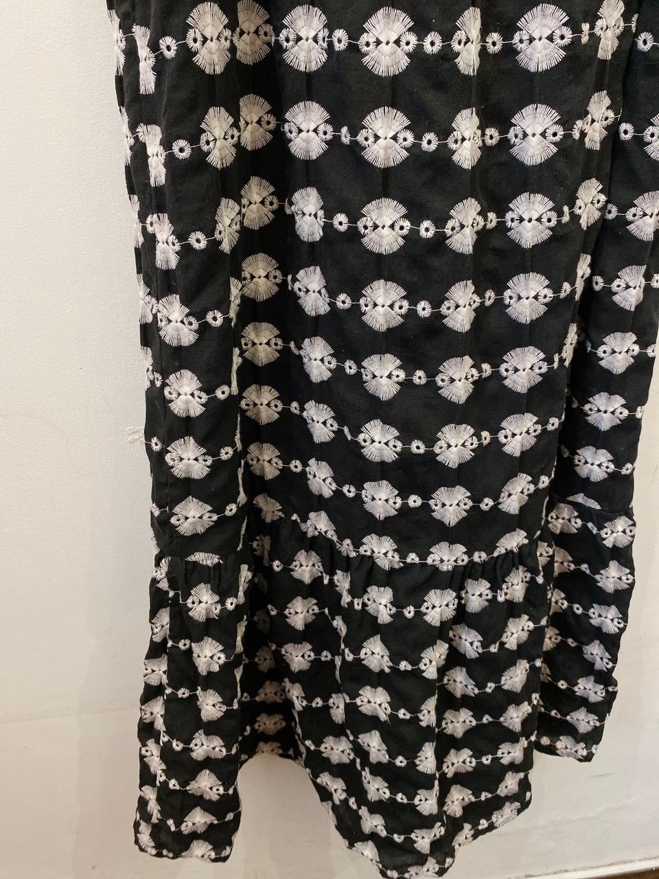 Vestido midi preto bordado Ideologic M