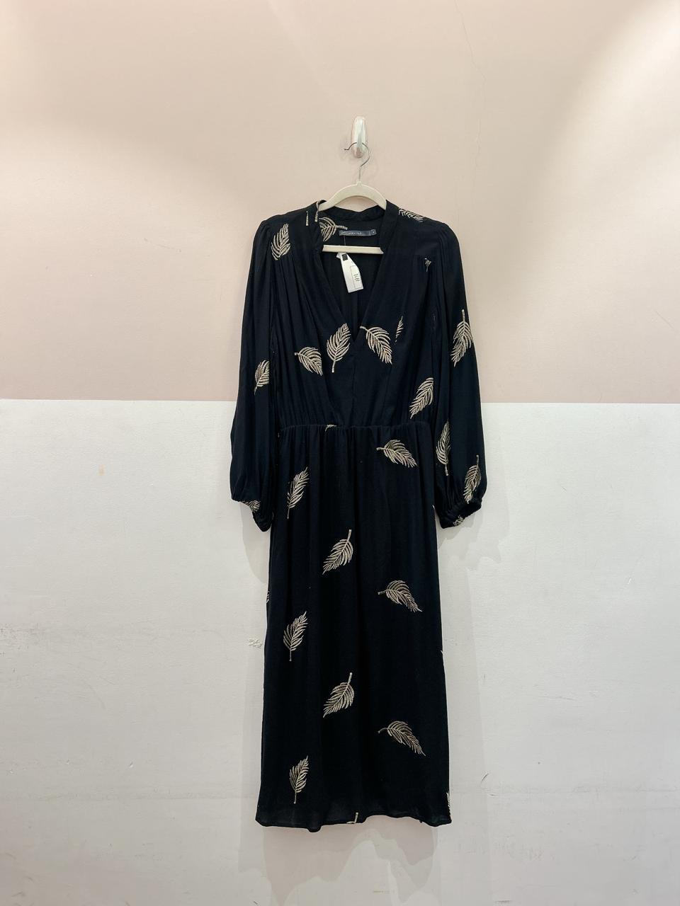 Vestido midi preto bordado Maria Filó P
