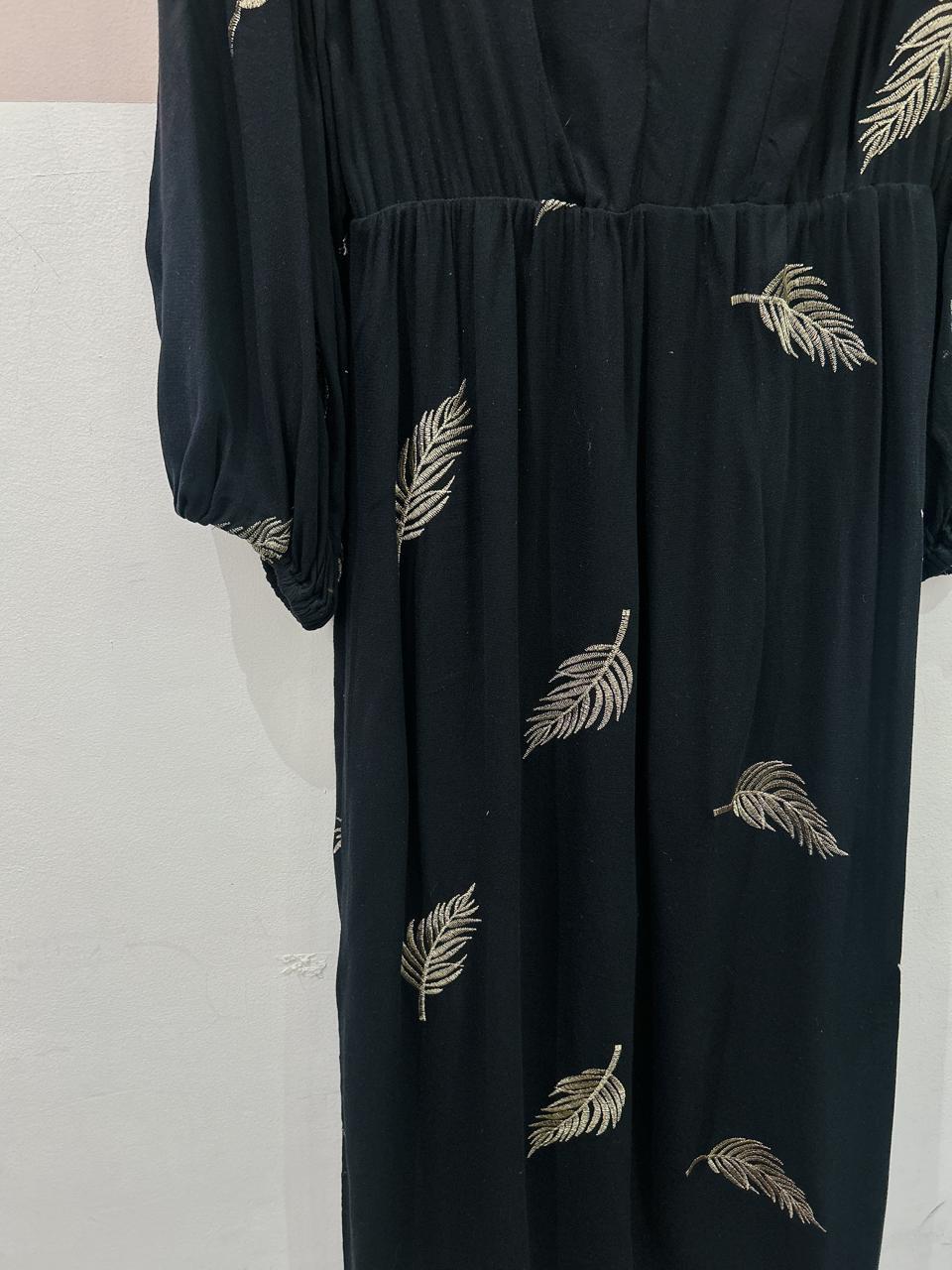 Vestido midi preto bordado Maria Filó P