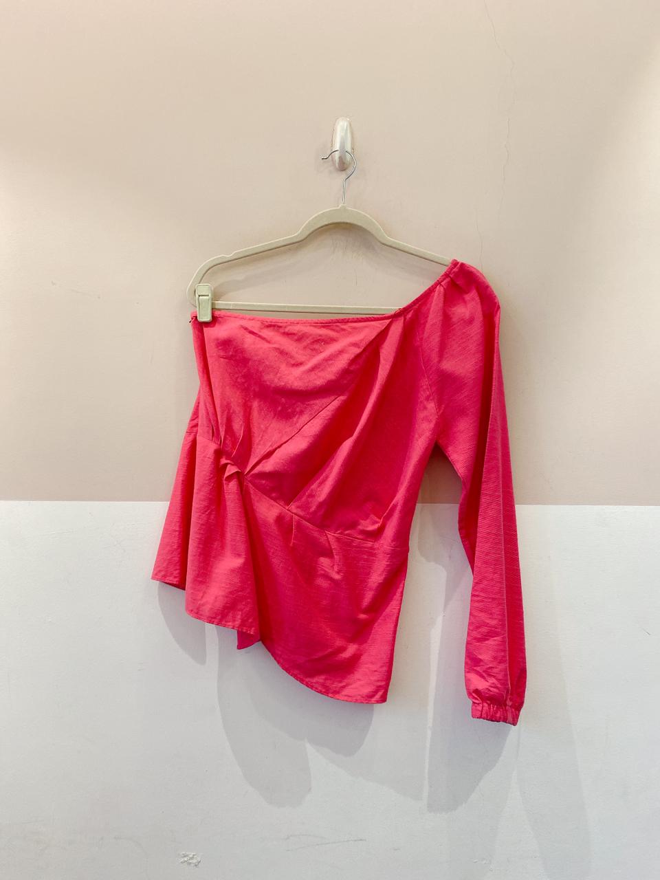 Blusa rosa ombro só Amaro 42