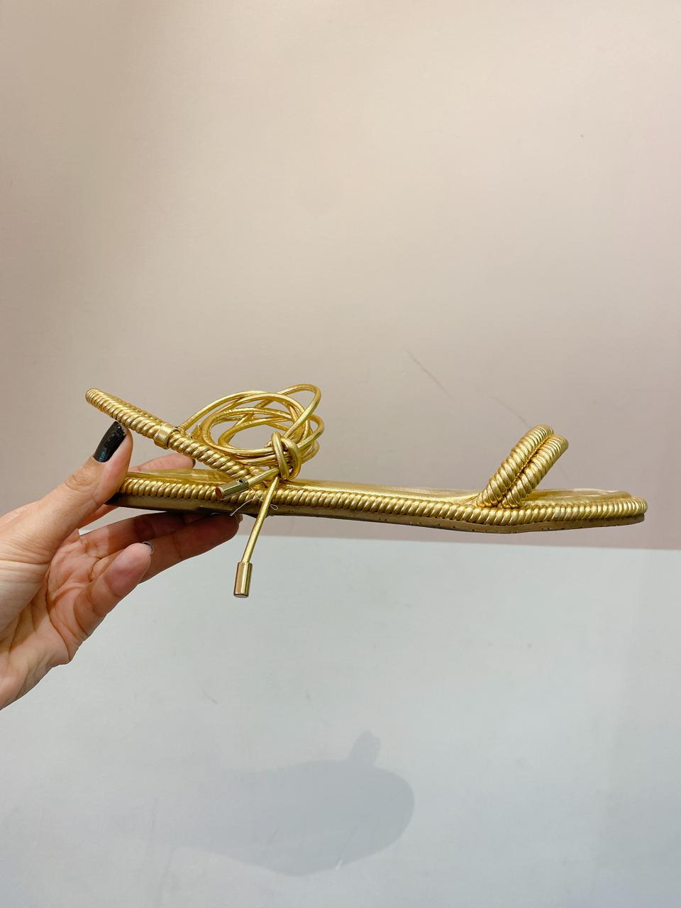 Sandalia dourada amarração Arezzo 37