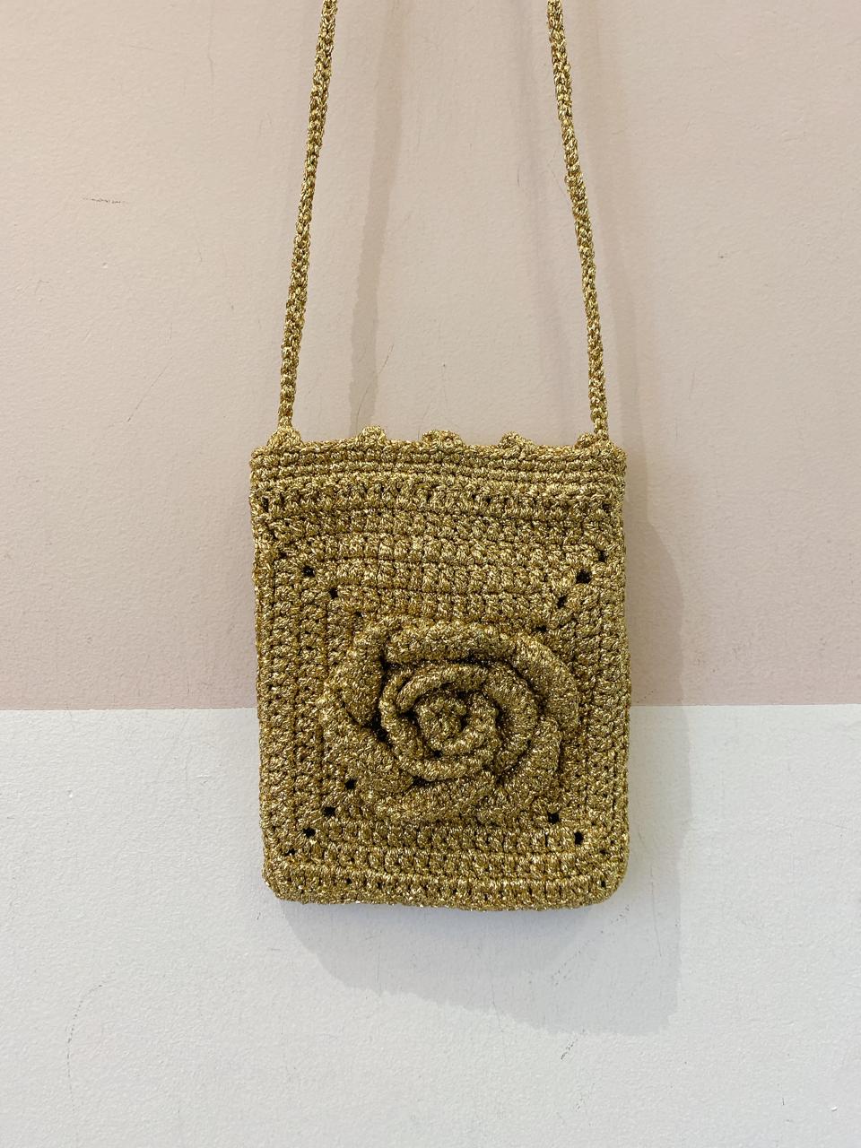 Bolsinha douradinha flor