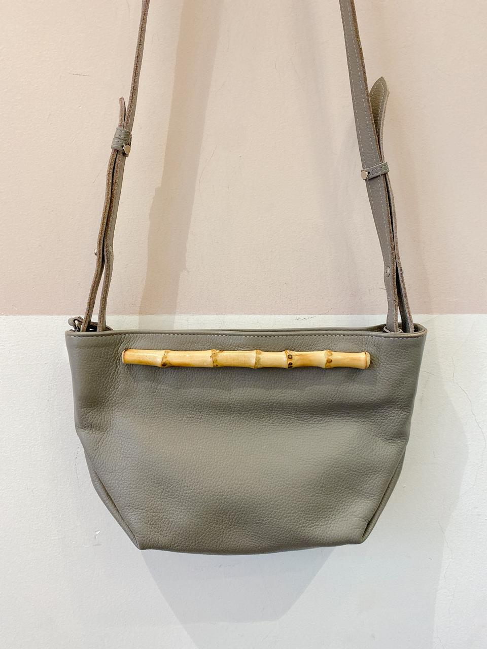 Bolsa couro cinza bambu Glorinha Paranaguá