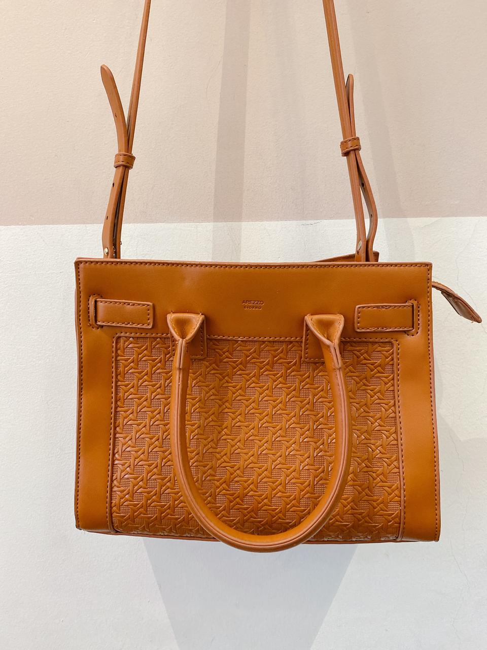 Bolsa caramelo tressê Arezzo