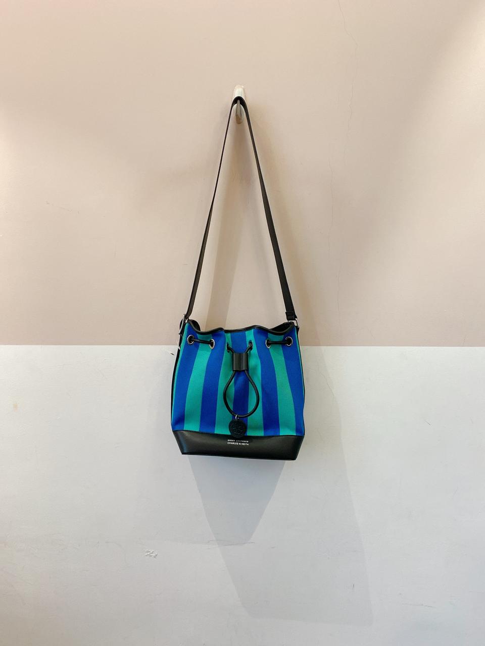 Bolsa listrada Charles & Keith