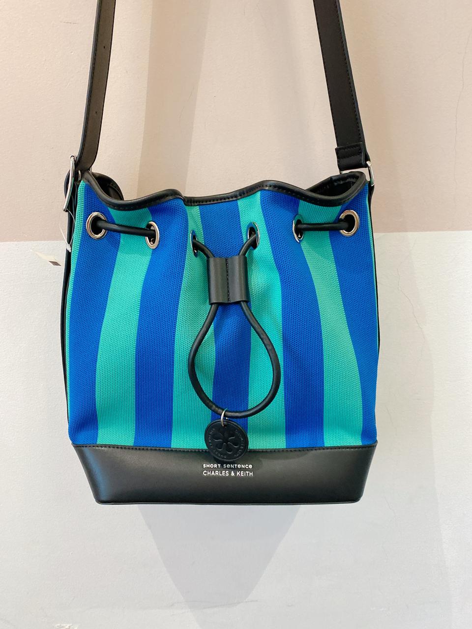 Bolsa listrada Charles & Keith