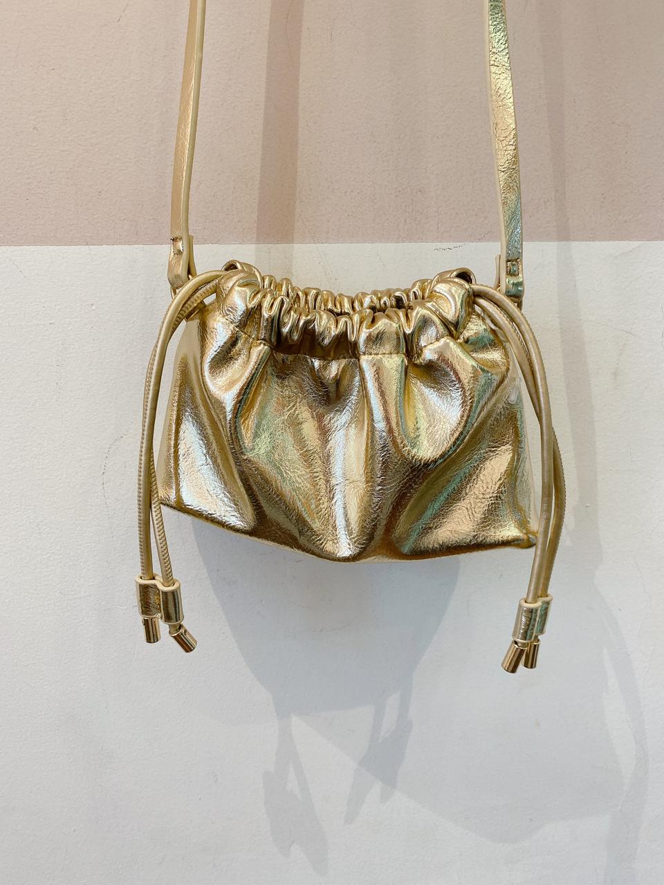 Bolsa tiracolo metálica dourada C&A
