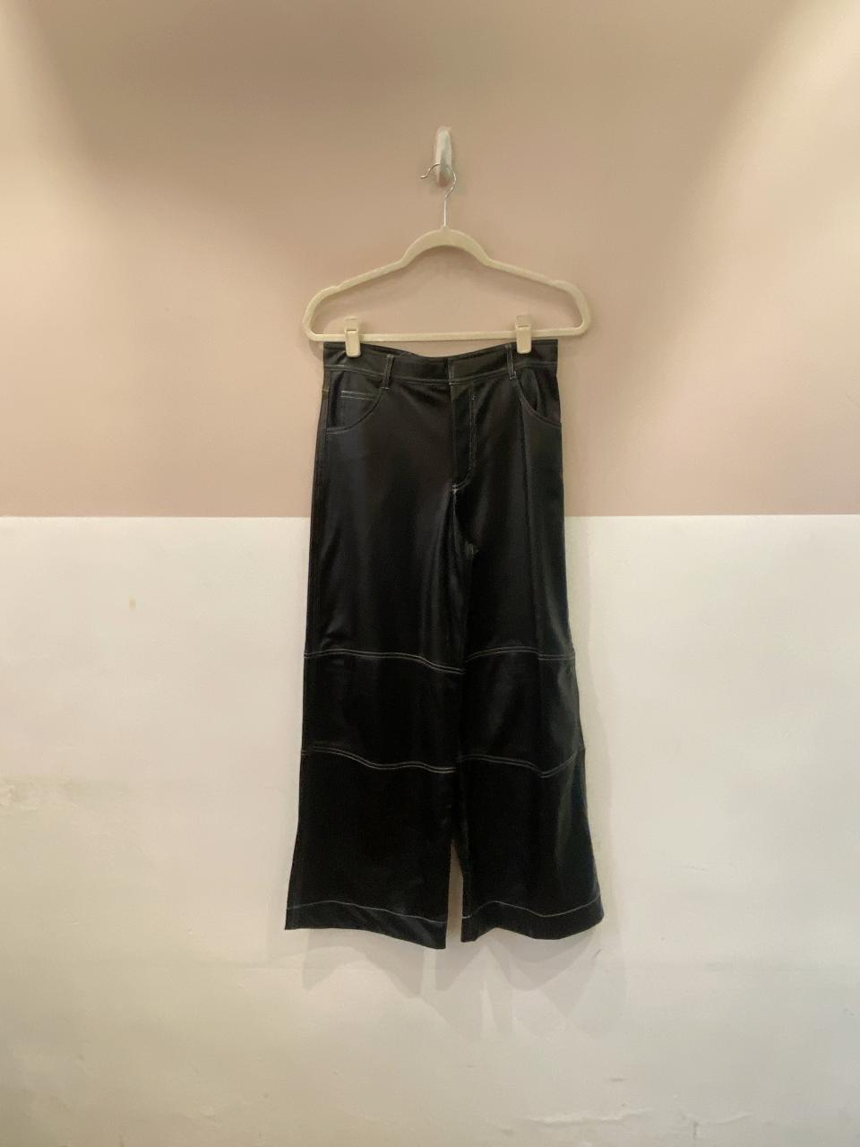 Calça couro fake preta pespontos Zara P