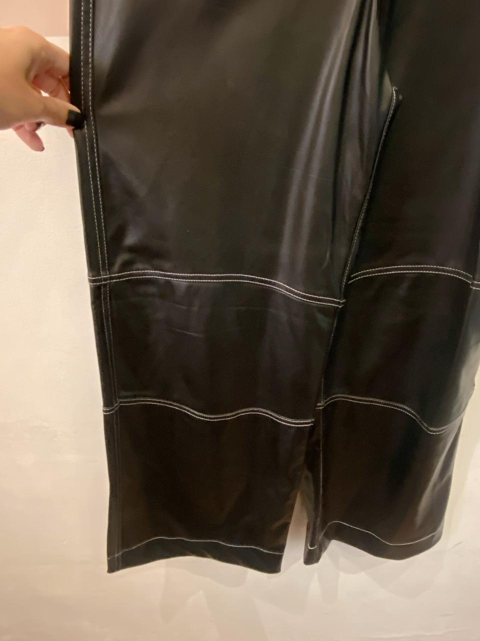 Calça couro fake preta pespontos Zara P