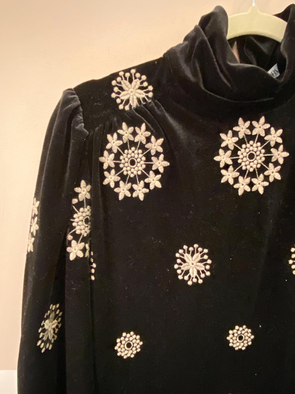 Vestido curto veludo bordado Zara P