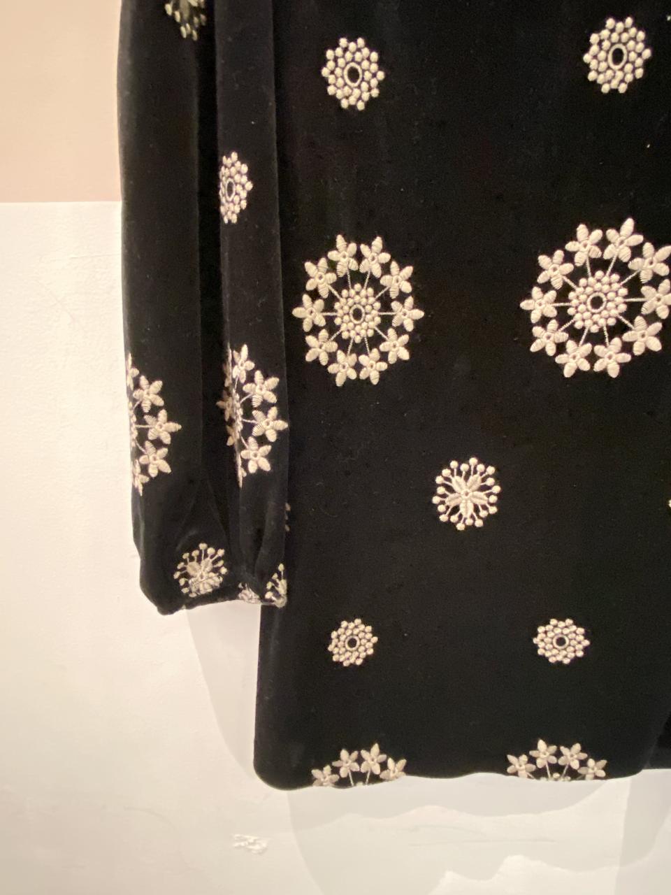 Vestido curto veludo bordado Zara P