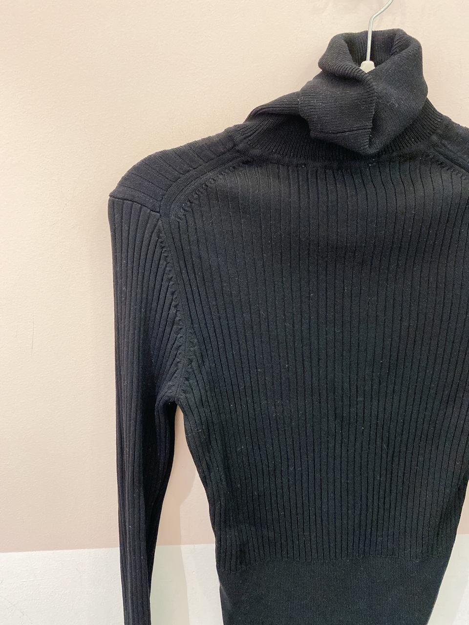 Blusa canelada preta gola Zara M