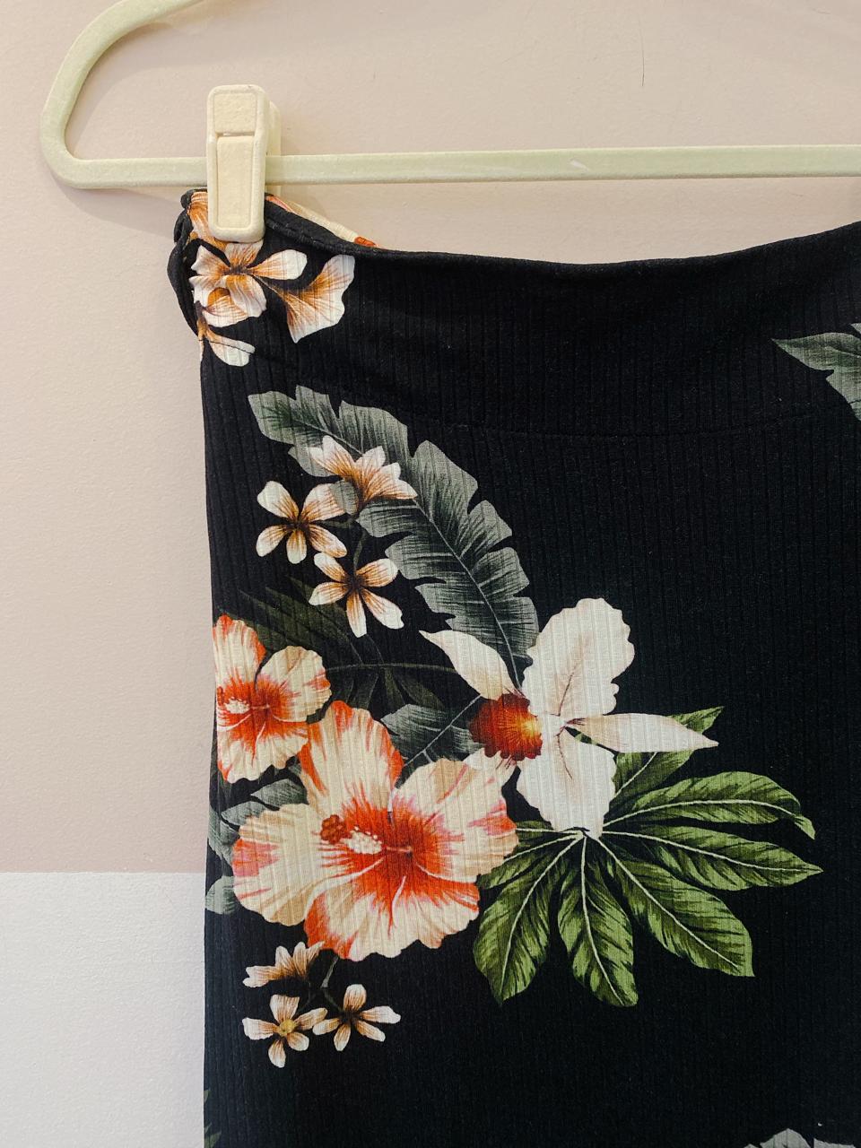 Saia midi canelada preta floral Farm M