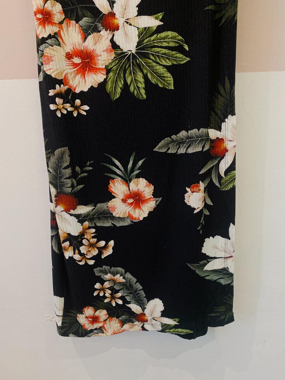 Saia midi canelada preta floral Farm M