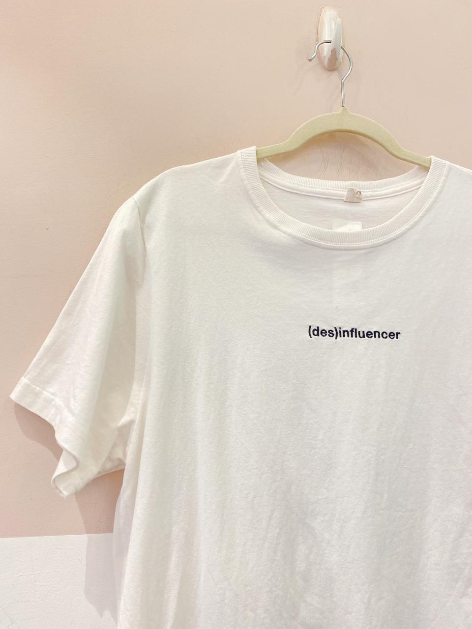 T-shirt branca (des)influencer Panô M