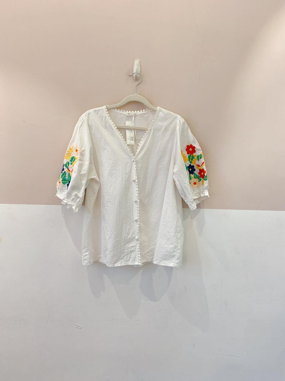 Blusa branca mangas bordadas P