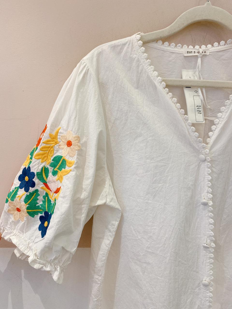 Blusa branca mangas bordadas P