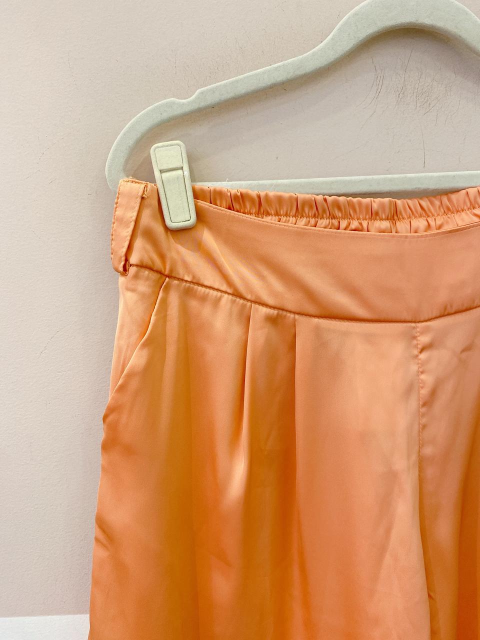 Short acetinado laranja Mapa M