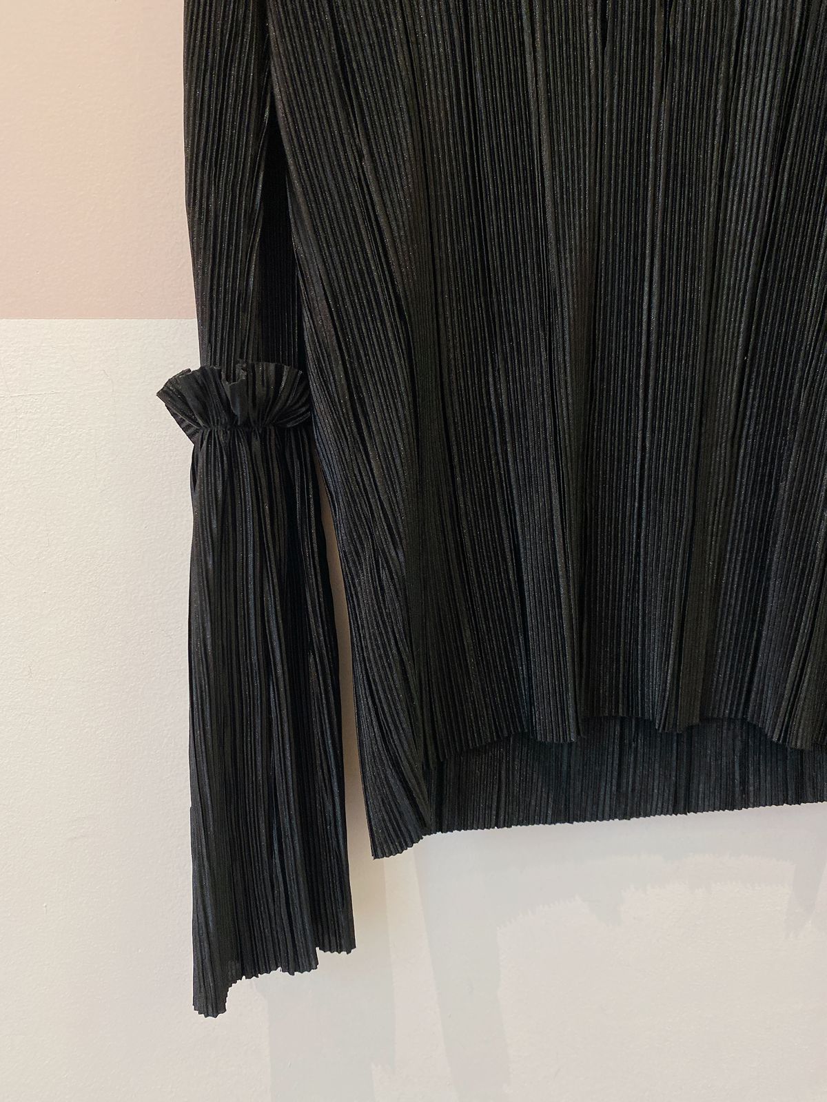 Blusa preta plissada Carol Bassi M
