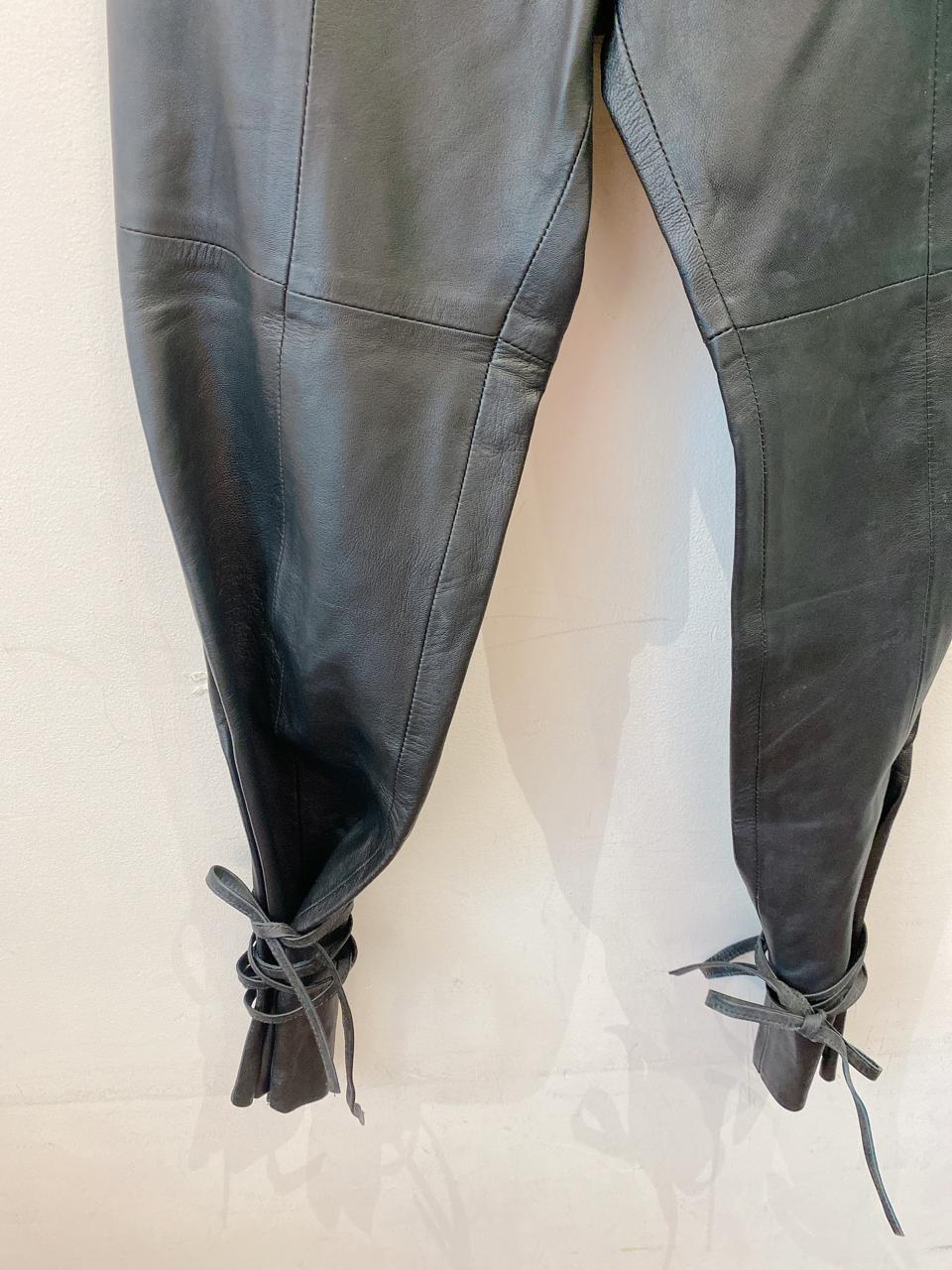 Calça preta couro Carol Rossato 34